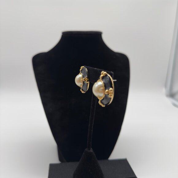 Vintage Gold & Black Enamel Clip-On Earrings With Faux Pearl Centerpiece - Picture 2 of 8